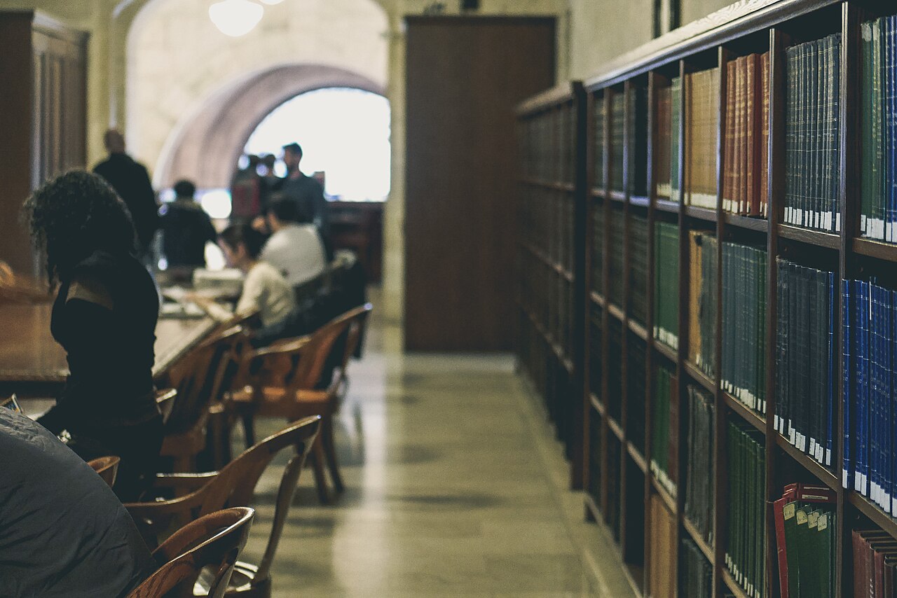 Comment écrire un livre de développement personnel qui se vend : structure, crédibilité et positionnement